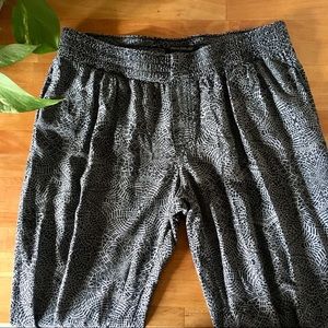Banana Republic pull on cuffed pants